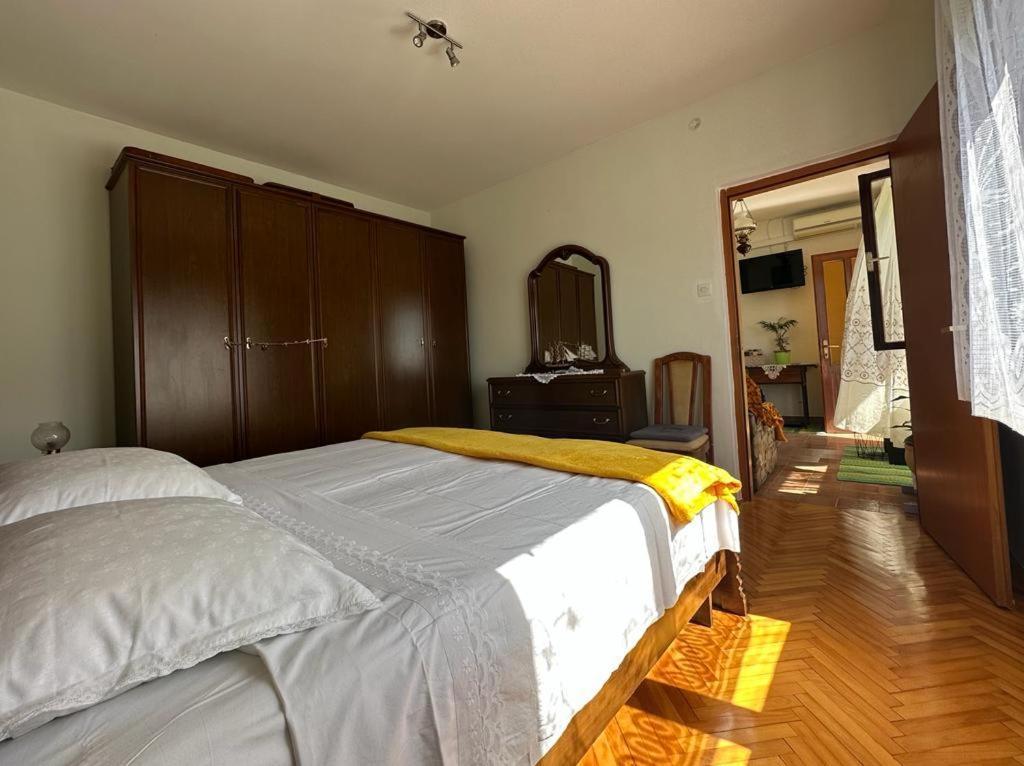 Apartments Bilic Vis Bagian luar foto