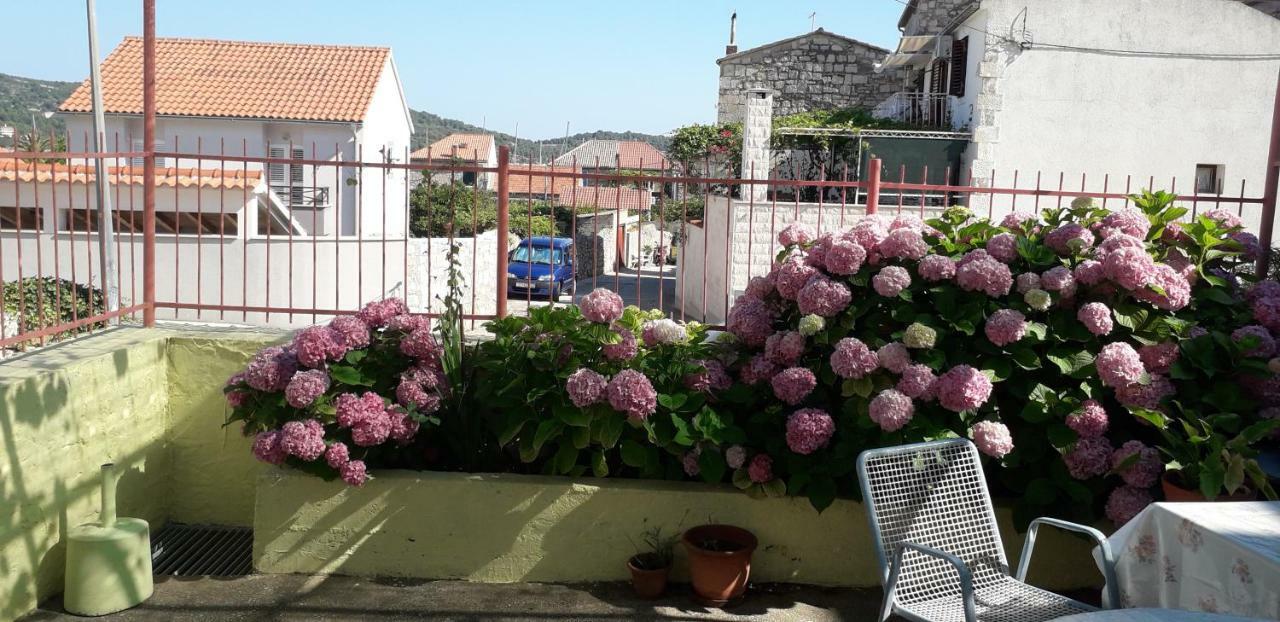Apartments Bilic Vis Bagian luar foto
