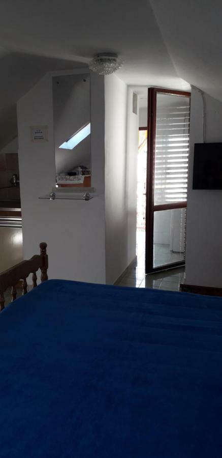 Apartments Bilic Vis Bagian luar foto
